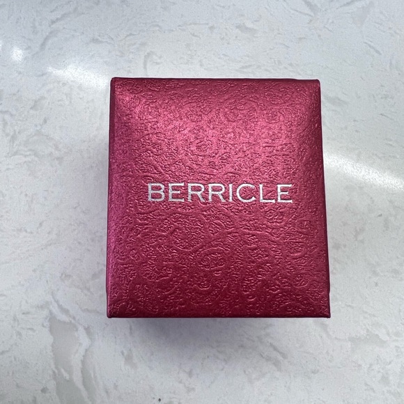 Berricle emerald cut cubic zirconia statement ring size 5. - Picture 4 of 4